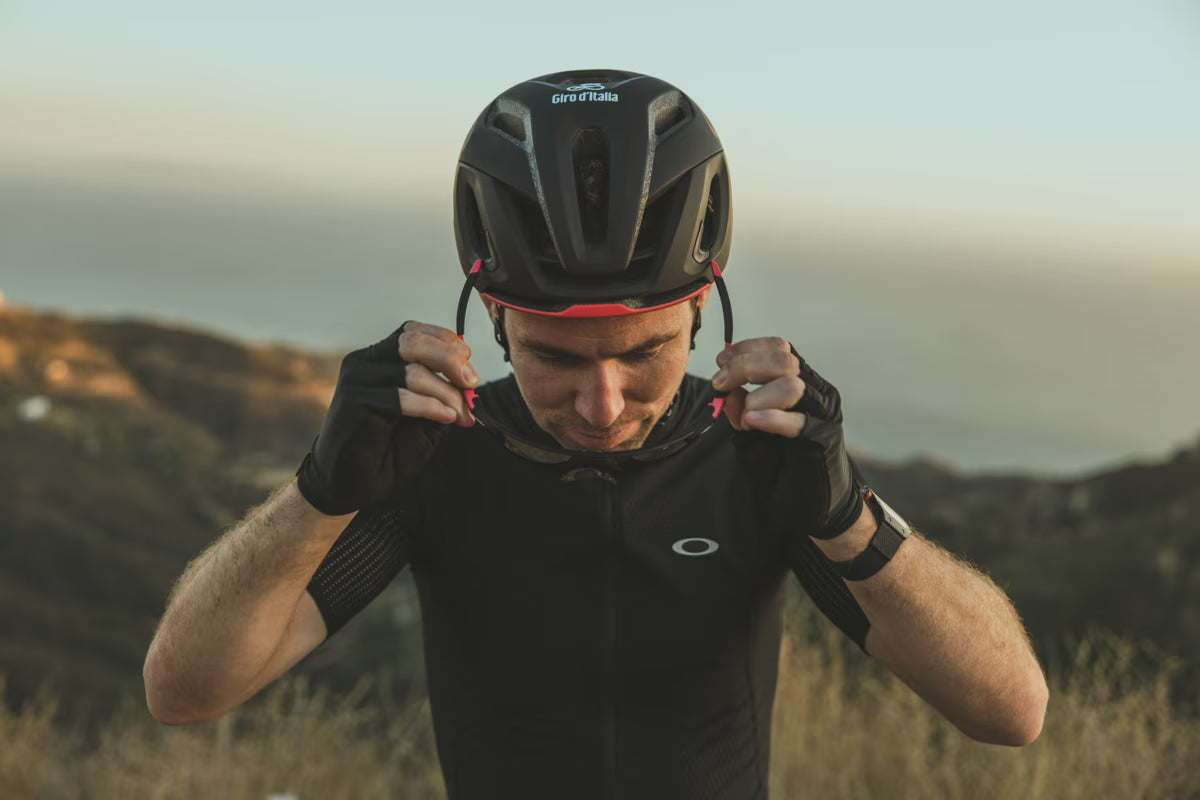 Oakley ARO5 Race Mips BOA Ionic+ Yol Bisikleti Kaskı 2025 Model FOS901302 02T 24' Giro D'italia Medium