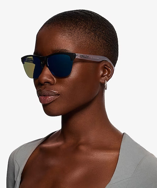 Oakley FrogSkins Lite Güneş Gözlüğü Matte Black Prizm Grey Gradient 937449