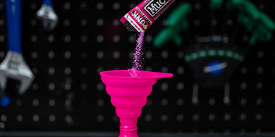 Muc-Off Collapsible Oil Funnel Katlanır Yağ Hunisi Pembe - Görsel 3