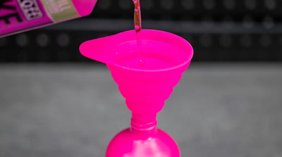 Muc-Off Collapsible Oil Funnel Katlanır Yağ Hunisi Pembe - Görsel 5