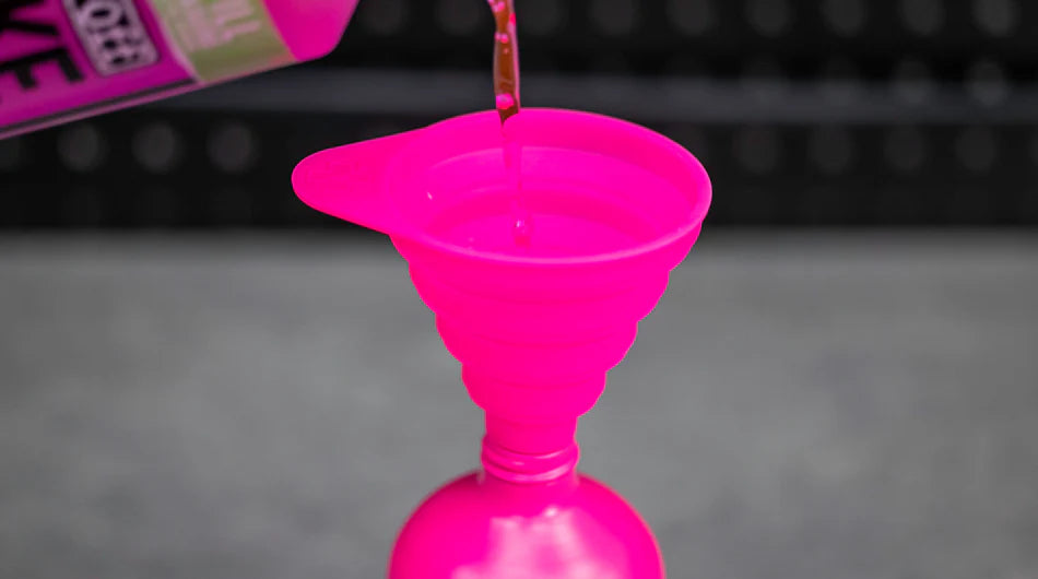 Muc-Off Collapsible Oil Funnel Katlanır Yağ Hunisi Pembe - Görsel 5